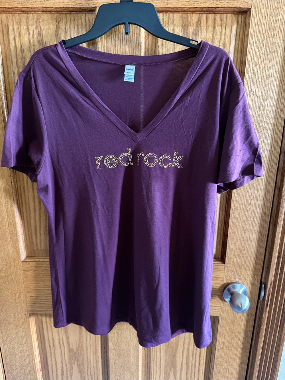 New Xl Kavio Plum V-Neck Tee with Gold Rhinestone 'red rock' Logo